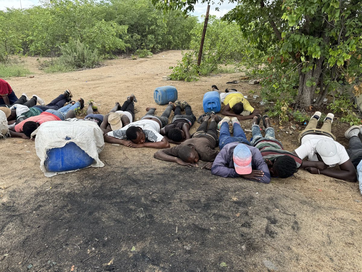 TheBMA_SA's tweet photo. Today, 05 January 2026, The Commissioner of @TheBMA_SA Led by Beitbridge Port of Entry (PoE) Port Commander Ntakuseni Lambani are on the on the ground in the bushes. With the assistance of the technology deployed, 25 travellers trying to get into South Africa illegally through the bushes.
#BMA
#immigration
#secureborders
#SAborders