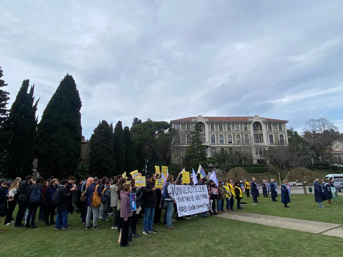 Üniversitemize kayyum rektör atanmasıyla başlayan Boğaziçi direnişinin 5. yıl dönümünde hocalarımızın nöbetinde buluştuk.
Üniversiteler İktidarın Arka Bahçesi Değildir!
Özgür demokratik üniversiteler için mücadeleye devam!