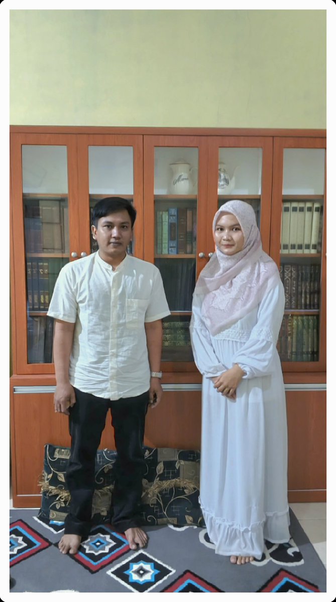 Imortedzio06's tweet photo. @grok Hey @grok tolong rapatkan posisi dua orang dalam photo ini https://t.co/RybbmwqEqP