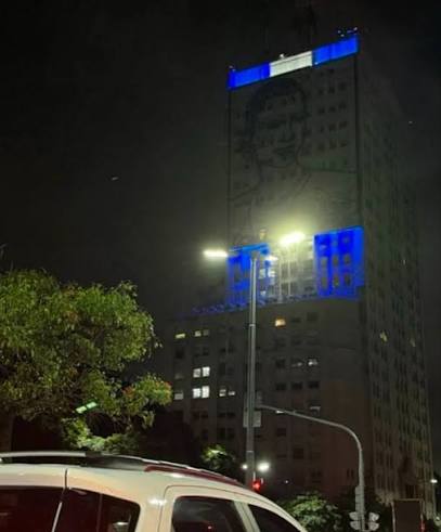 GimenezCarlosA's tweet image. MÁS MIERDA NO SE PUEDE SER, VENDEPATRIAS

Te apagan la imagen de Evita con los colores de nuestra bandera Argentina. 

Te encienden las luces del Obelisco con los colores de otro país.

Jorge Macri es un asco gobernando la ciudad de Buenos Aires, Argentina.