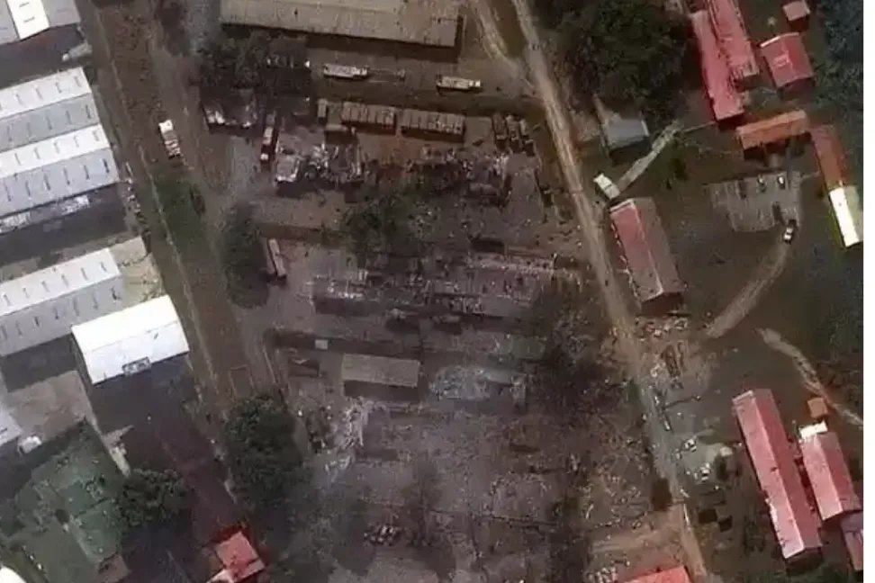 Düşen Kübalılara ağıt

❝Kavgalar, hesapla başlamaz. Doğruyla, haklılıkla, inançla başlar. Kolektif aklımız, haklı kavgamızı ileri taşımanın yolunu arar, bir kenardan olan biteni izleyip en tumturaklı sözleri söylemenin değil. Barbarlık varsa, zorbalık varsa, ezilene el uzatılır.