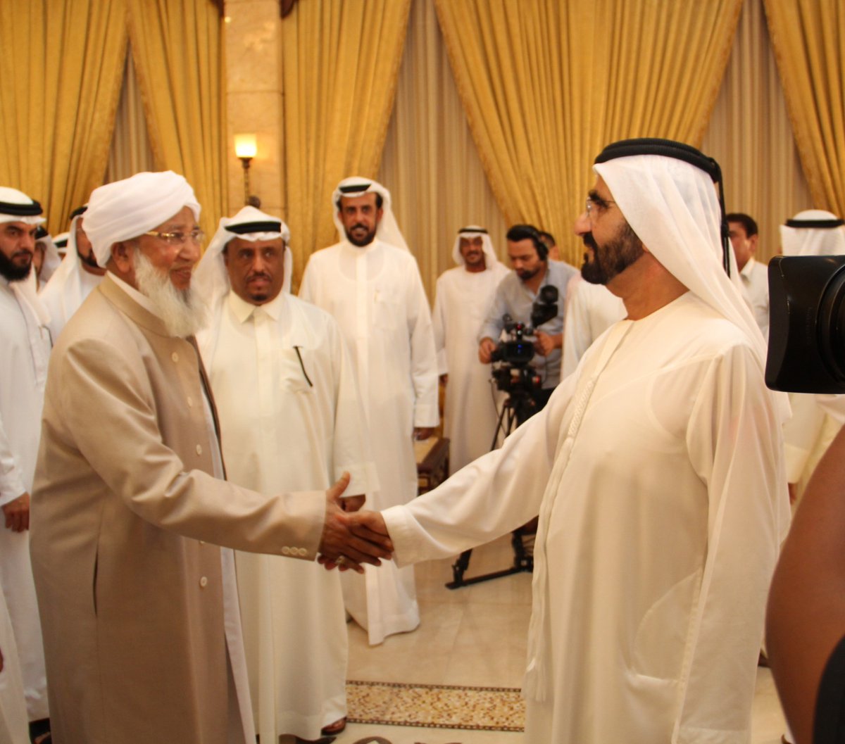 shkaboobacker's tweet photo. بمناسبة مرور عشرين عامًا على تولي صاحب السمو الشيخ محمد بن راشد آل مكتوم @HHShkMohd، نائب رئيس دولة الإمارات العربية المتحدة ورئيس مجلس الوزراء وحاكم دبي، مقاليد الحكم في إمارة دبي، يسرّنا أن نتقدّم إلى سموّه بأسمى آيات التهاني وأصدق عبارات التقدير.

لقد كان للدور القيادي الحكيم الذي اضطلع به سموّه أثر بالغ في تحويل دبي إلى واحدة من أفضل مدن العالم، حيث غدت نموذجًا حضاريًا وإنسانيًا متقدّمًا، ومركزًا عالميًا نابضًا بالحياة، يتسم بالأمن والتسامح والنظافة، ويستقطب أنظار شعوب العالم من مختلف الثقافات.

ويسعدني، وقد عايشتُ تجربة دبي عن قرب على مدى عدة عقود، أن أشهد بما لمسته من رؤيةٍ راسخة وسياساتٍ إنسانيةٍ جامعة، جعلت من الإمارة بيتًا مفتوحًا لمختلف الشعوب، وميدانًا للتعايش والكرامة الإنسانية، وأسهمت في بناء جسورٍ راسخةٍ من المحبة والاحترام بين دبي والعالم الإسلامي.

وإن هذا النهج المشرق إنما هو امتدادٌ للإرث العظيم الذي أرساه المغفور له الشيخ زايد بن سلطان آل نهيان، طيّب الله ثراه، مؤسس دولة الإمارات العربية المتحدة، والشيخ راشد بن سعيد آل مكتوم، رحمه الله، باني نهضة دبي الحديثة، حيث وضعا أسس الدولة على الحكمة والعدل وخدمة الإنسان، فجاءت مسيرة صاحب السمو الشيخ محمد بن راشد آل مكتوم وفاءً لذلك الإرث، وتجسيدًا عمليًا لقيمه السامية.

وفي هذه المناسبة المباركة، نسأل الله تعالى أن يديم على سموّه موفور الصحة والعافية وطول العمر، وأن يوفّقه لمواصلة مسيرة البناء والعطاء، وأن يحفظ دبي وأهلها، ويزيدها رفعةً وجمالًا وتألقًا، وأن يديم على دولة الإمارات نعمة الأمن والاستقرار والريادة.