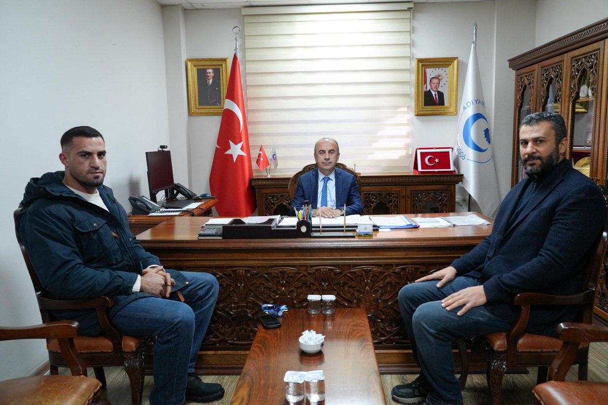 profmehmetkeles's tweet photo. 🏆Macaristan'ın başkenti Budapeştede düzenlenen 23 Yaş Altı Avrupa Boks Şampiyonasında 90 kg kategorisinde Avrupa Şampiyonu olarak bizlere büyük bir gurur yaşatan Üniversitemiz Spor Bilimleri Fakültesi Antrenörlük Eğitimi Bölümü 3. sınıf öğrencisi Emrah Yaşar, şampiyonluk sonrası bizleri ziyaret etti.

🇹🇷Ülkemizi ve üniversitemizi uluslararası arenada en iyi şekilde temsil eden kıymetli öğrencimizi yürekten tebrik ediyor, başarılarının devamını diliyorum.