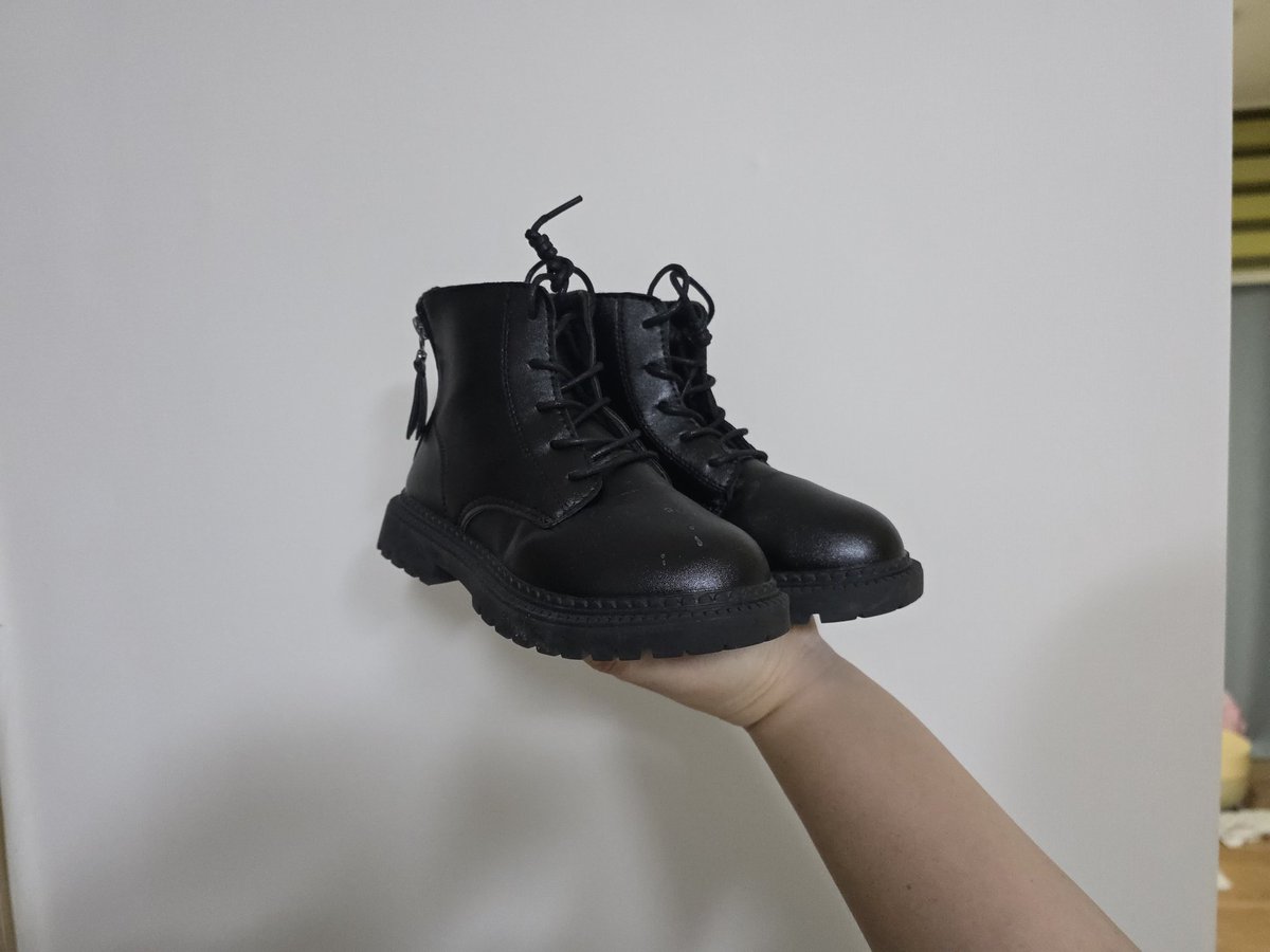 5~6살 아이용 죠죠 코스의상 팝니다
단 하나뿐이 유아 코스의상!!

저희 아이가 딱 한번입었구요

10살이되어서 더는 못입습니다
신발사이즈는 eu(33) 한국사이즈로는 205~210 정도네요

옷은 저희가족이 직접 수선했습니다 
안에 철사도 심어놔서 펄럭이는 모습을 표현할수있어요 

택포4만원 입니다