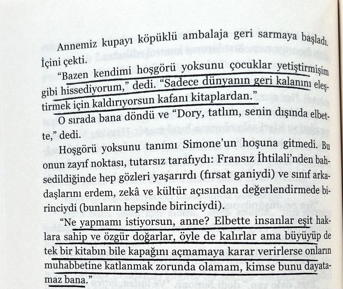 hayatın içinden, her gün şahit olduğumuz bir günün sayfalara dökülmüş hâli bu kitap. mazal ailesinin her bir ferdine, anlatıcı isidore mazal’ın gözünden bakıyoruz. kimse tarafından fark edilmemiş, kendi dünyasında yaşamaya çalışan dory’nin iç ısıtan öyküsü bu. <a href="/SirenKitap/">Siren Yayınları</a>