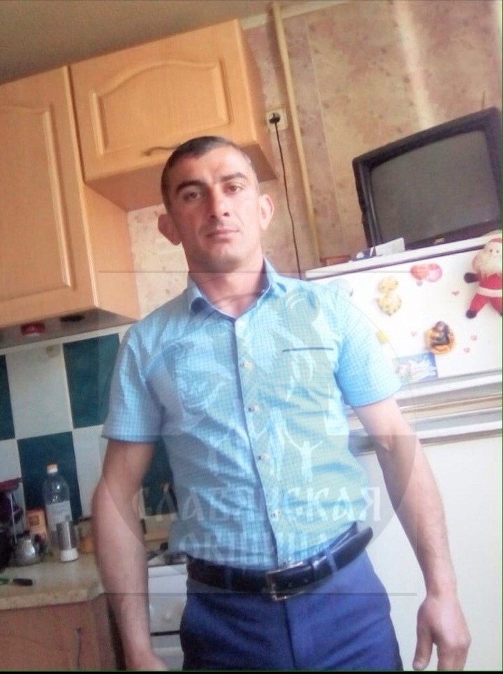 seostock's tweet image. 🔥В Тверской области азербайджанец жестоко зарезал 22-летнего полицейского, отца 2-месячного сына.

Ублюдок Алиев Рауф Мирсамад оглы нанес полицейскому 7 ударов ножом,при проверке документов в съемной квартире,вынес тело парня на площадку и помчался в аэропорт,где и был задержан.