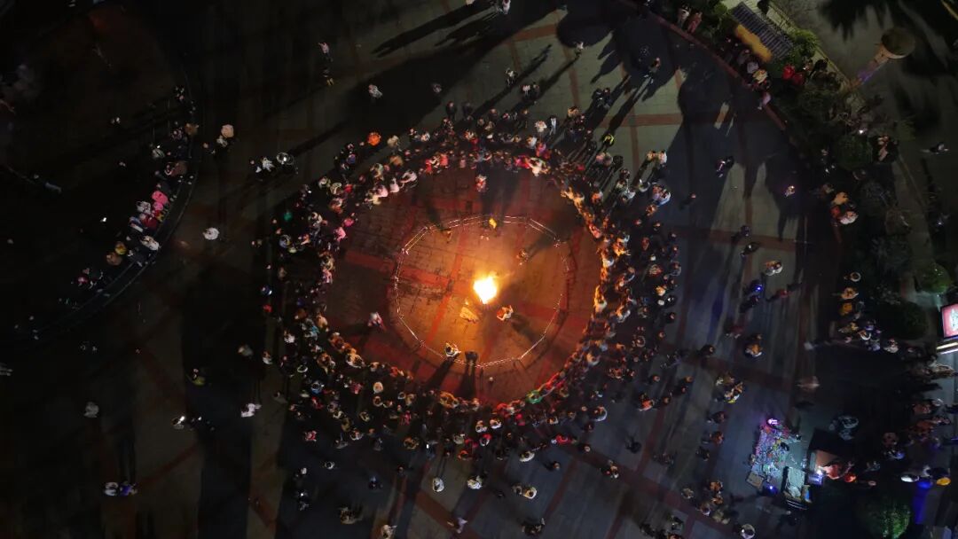 InZunyi's tweet image. New Year's vibes in #Zunyi were off the charts! From dazzling fireworks to creative traditions, locals turned #NewYear's Day into a festival of joy and innovation. #ZunyiUpdates