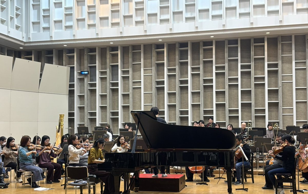 Japan_Century's tweet photo. 【新進演奏家育成プロジェクト オーケストラ・シリーズ第86回大阪】

本日よりリハーサル！
オーディションを通過した5名の気鋭ソリストたちとの共演。中田延亮マエストロがそれぞれの世界へと導き出します。
今年は、コントラバス、フルート、クラリネット、そしてピアノが２名です🎶

若きアーティストを応援に、会場にお越しください☺️

1/7(水)18:30開演
📍ザ・シンフォニーホール
全席指定：2,500円

指揮：中田 延亮
ロータ：ディヴェルティメント・コンチェルタンテ　（コントラバス/石畝 馨） ジョリヴェ：フルートと弦楽合奏のための協奏曲　（フルート/滝山 奈央） モーツァルト：クラリネット協奏曲　（クラリネット/白井 宏典）
グリーグ：ピアノ協奏曲　（ピアノ/中島 優羽） ラフマニノフ：パガニーニの主題による狂詩曲　（ピアノ/和田 ひなた）