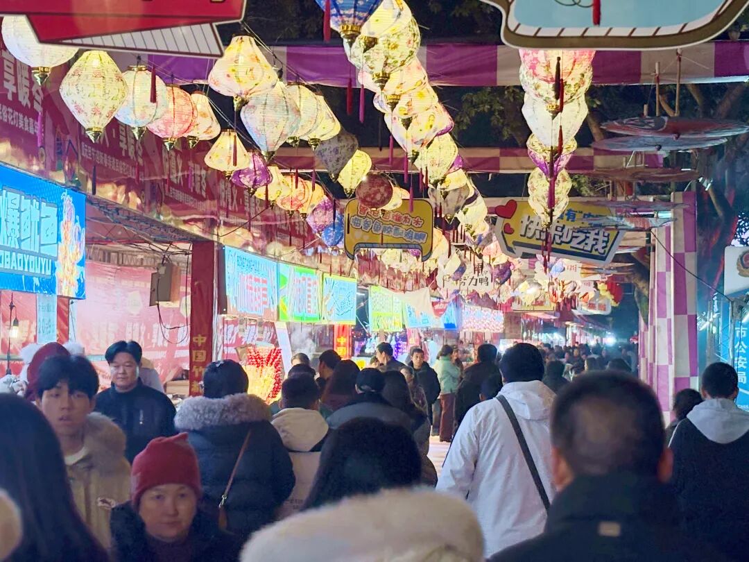 InZunyi's tweet image. New Year's vibes in #Zunyi were off the charts! From dazzling fireworks to creative traditions, locals turned #NewYear's Day into a festival of joy and innovation. #ZunyiUpdates