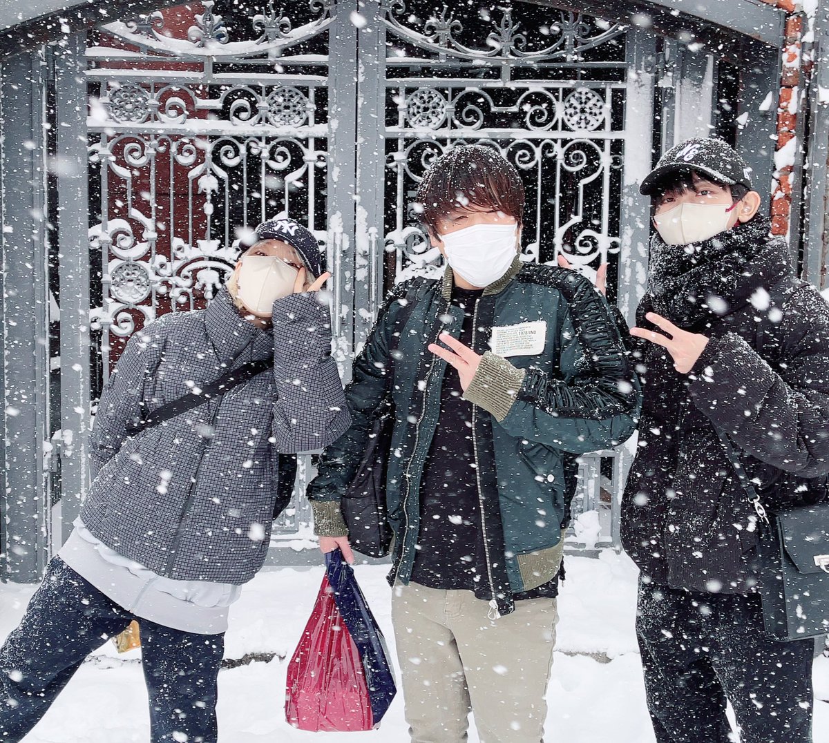 teruteruyuuki's tweet image. 年越しで函館に行ってきました❄️
禎丞さんにお誘いいただき…先輩方、本当に優しいんだァ幸。写真は本渡楓さんと松岡禎丞さんと。和気あいアイム！アイムエンタープライズ最高です❄️