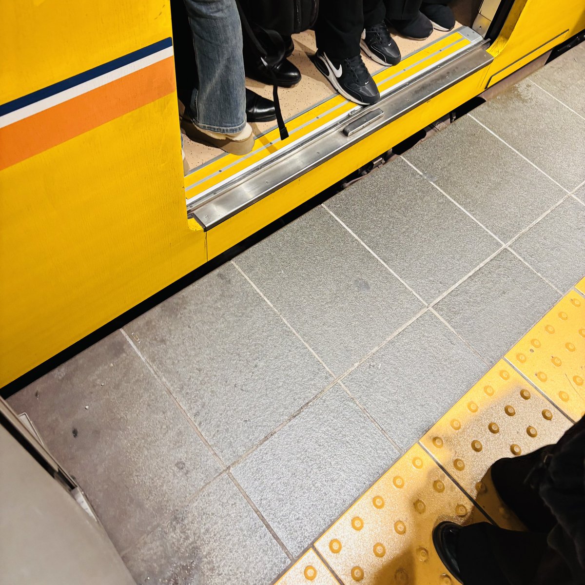 中途到站下车给别人让位，结果自己反而没位置进不去了，这个处处充满竞争的社会啊🥱