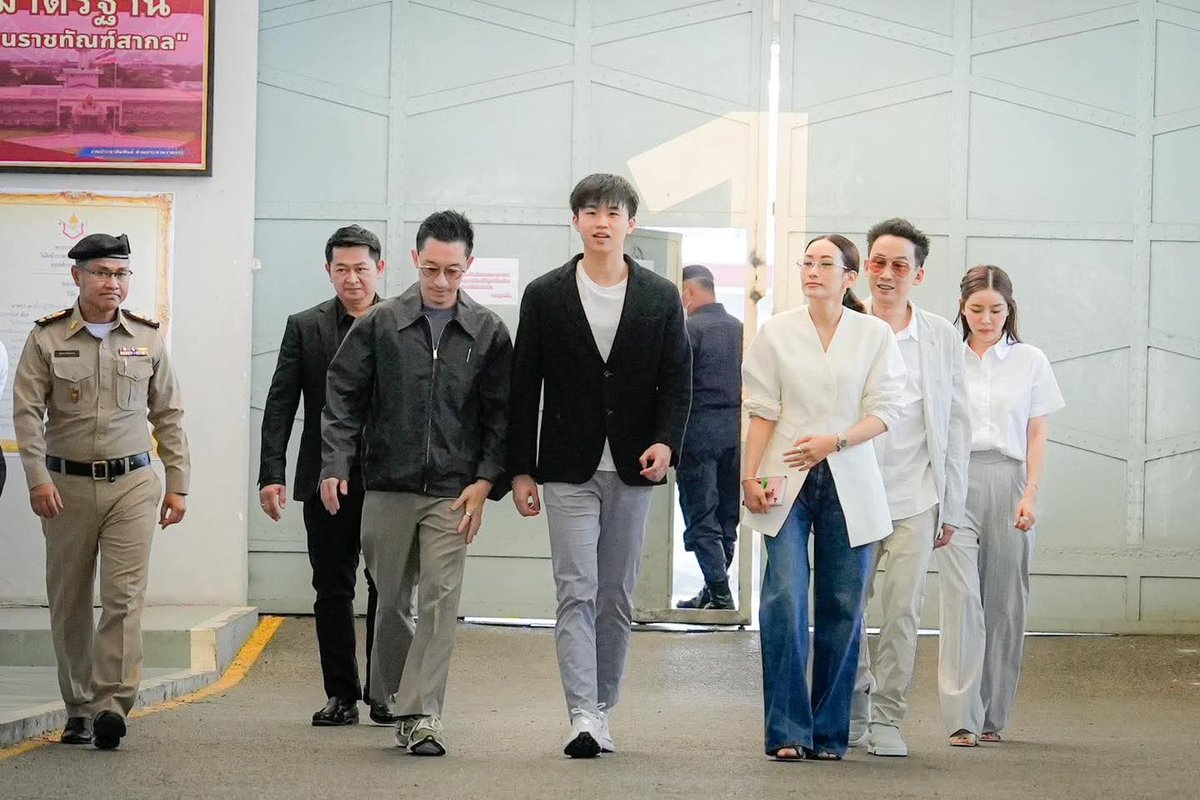 สำหรับคนที่คิดถึงนายกฯยิ่งลักษณ์ วันนี้ลูกชายของนายกฯยิ่งลักษณ์เติบโตมาอย่างดีและเข้มแข็ง ได้ทุนเรียนปริญญาเอกด้านวิศวกรรมที่อังกฤษ แบบให้ทุนเต็มทุกค่าใช้จ่าย ซึ่งทุนแบบนี้ให้เฉพาะนักศึกษาที่มีผลการเรียนในระดับปริญญาโทที่ดีเยี่ยม

เด็กน้อยที่เคยถูกเป่านกหวีดใส่