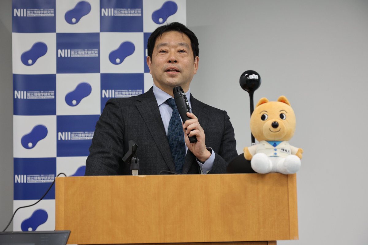 今日は黒橋所長から新年のご挨拶があったんだびっと！