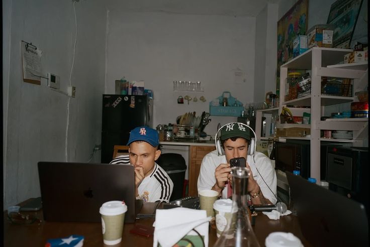 Feliz primer aniversario de "DeBí TiRaR MáS FOToS" un álbum que no solo salió del corazón de Benito, sino que dejo huella en la música latina. Su impacto se siente en cada letra, en cada emoción y en la forma en que conecto en millones de personas.