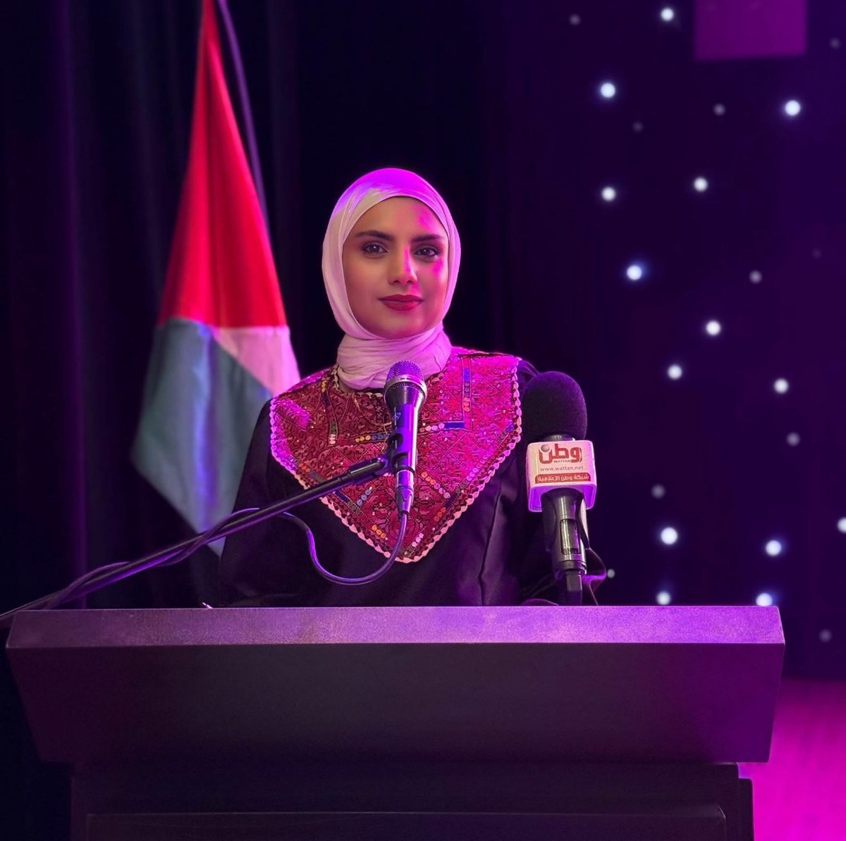 Breaking: Heavily armed Israeli occupation forces arrested journalist Inas Akhlawi after raiding her home in the town of Idhna, west of Hebron in the southern West Bank, over a report documenting settler attacks against Palestinian villagers.