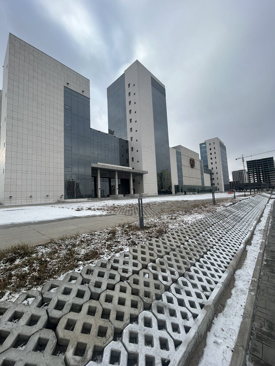 Нийслэлийн тамгын газар, харьяа алба хэлтэс нь хэзээ энэ яармагийн шинэ байр руугаа бүрэн гүйцэт нүүх юм бэ? Шинэ байр нь хүнгүй шахам. Нүүсэн гэж худлаа ярьсан хүмүүс д. 
Татвар төлөгчдийн мөнгөөр баригдсан энэ эзэнгүй байраа яах вэ