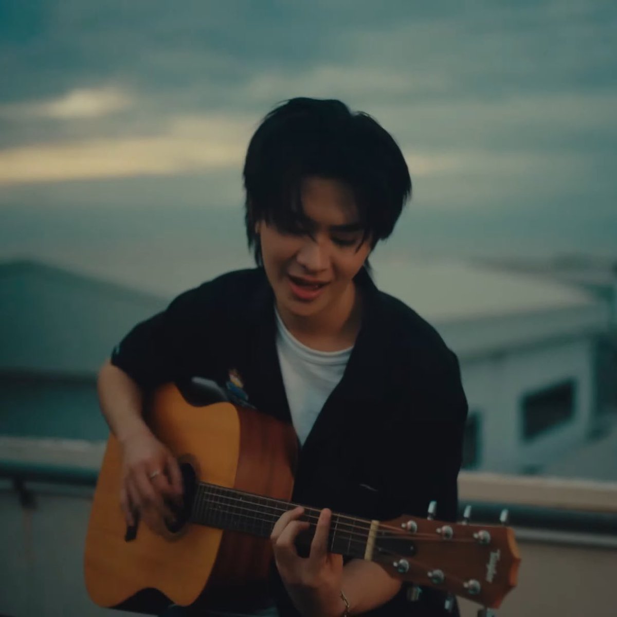 lulooyayaa's tweet image. ทุกอย่างคือโคตรน้องไทยจริง ๆ อะ ทั้งใส่ช้อป ใส่ต่างหูห่วง เรียนวิศวะ เล่นกีตาร์ กินนมชมพู ครบสูตรหนุ่ม 9 นาฬิกาตัวจริงอะ ⚙️

THAI 9 O’CLOCK

#THAI_9นาฬิกา
#THAIchayanon
#BUSCOVERPROJECT