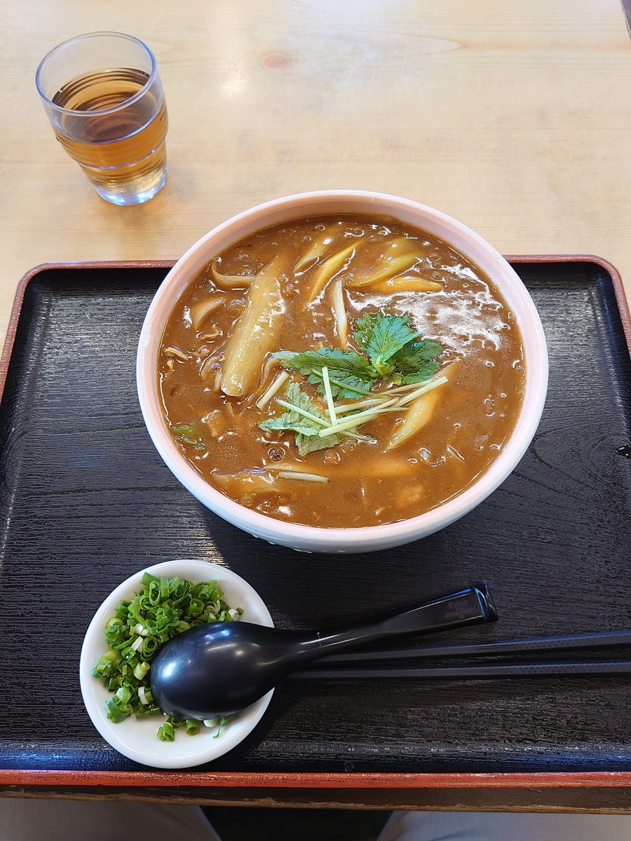 仕事始めの昼はやはりココに行かねば！
岩市　カレー南蛮そば大