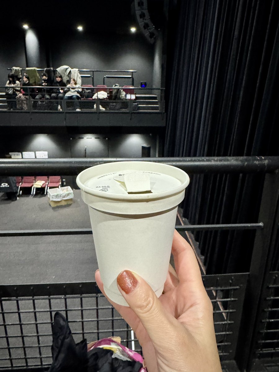 rakugomichi's tweet photo. 昨年末は、孤独のグルメ大晦日スペシャル生放送の観覧？エキストラ？に当たったので行ってきました🤗

後ろ姿がすこぉし、横顔がちらっと映ったみたいでした(笑)

松重さん御用達のコーヒー屋さんのケータリングコーヒーと今半のお弁当をいただいて、ほぼ待ち時間だったけど、なんだか楽しかった‼️ https://t.co/PkcfA565u7