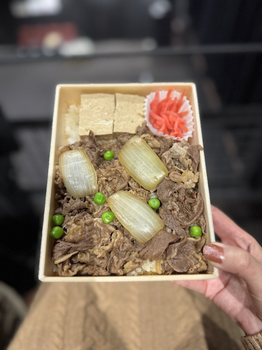 rakugomichi's tweet photo. 昨年末は、孤独のグルメ大晦日スペシャル生放送の観覧？エキストラ？に当たったので行ってきました🤗

後ろ姿がすこぉし、横顔がちらっと映ったみたいでした(笑)

松重さん御用達のコーヒー屋さんのケータリングコーヒーと今半のお弁当をいただいて、ほぼ待ち時間だったけど、なんだか楽しかった‼️ https://t.co/PkcfA565u7