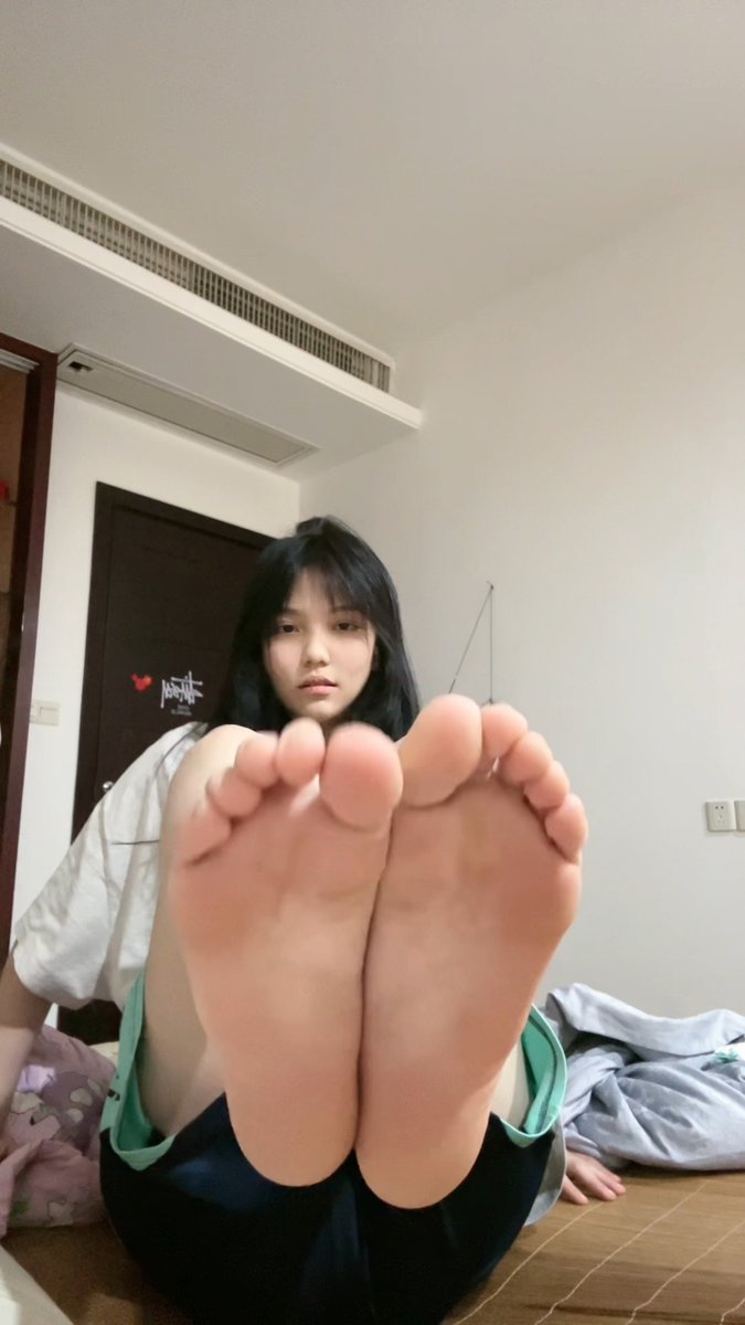 iJennifer17's tweet photo. 红、润、嫩、滑！样样俱全！父母不在家，大胆的拍摄玉足，不害怕被发现！更是全方面展示自己的完美玉足！ https://t.co/Jp5DIXrHf7