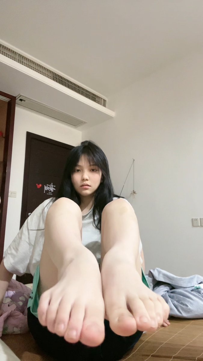 iJennifer17's tweet photo. 红、润、嫩、滑！样样俱全！父母不在家，大胆的拍摄玉足，不害怕被发现！更是全方面展示自己的完美玉足！ https://t.co/Jp5DIXrHf7