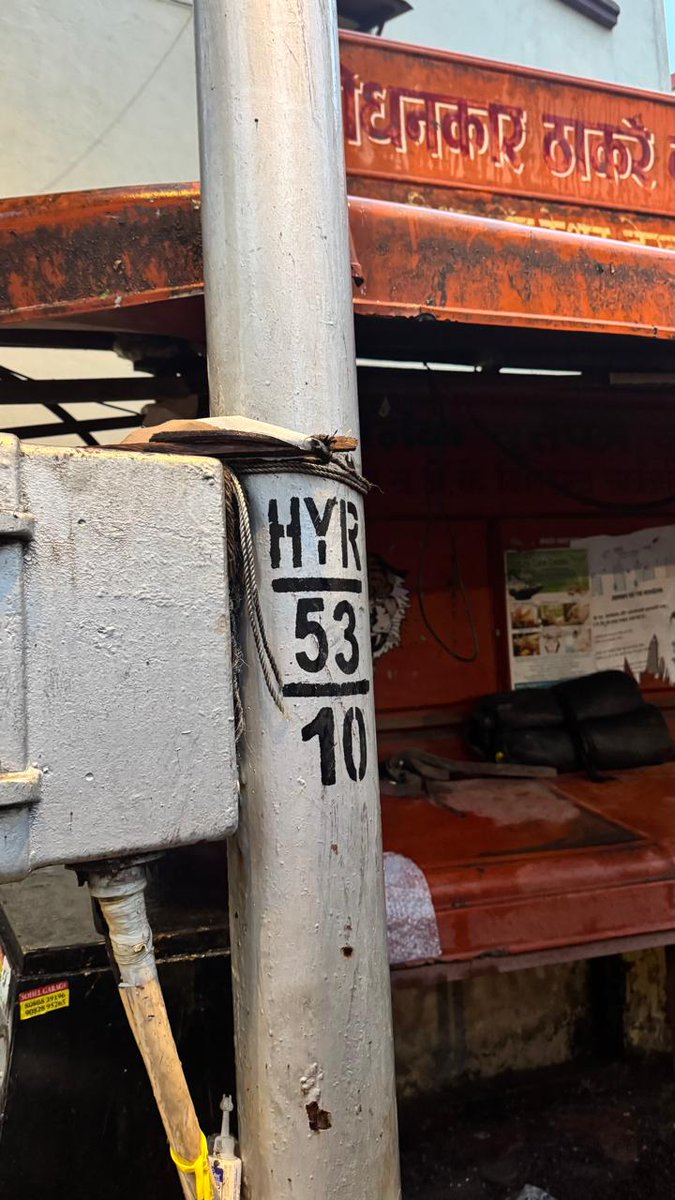 Better4Gamdevi's tweet photo. @mybmc @mybmcWardD @GamdeviPS @MPLodha YOU DONT WANT TO REMOVE Footpath Enchrochment #BMC D WARD at B.E.S.T POL NO. HYR 53 10  we Need  ACTION https://t.co/zHlXEIdFSy