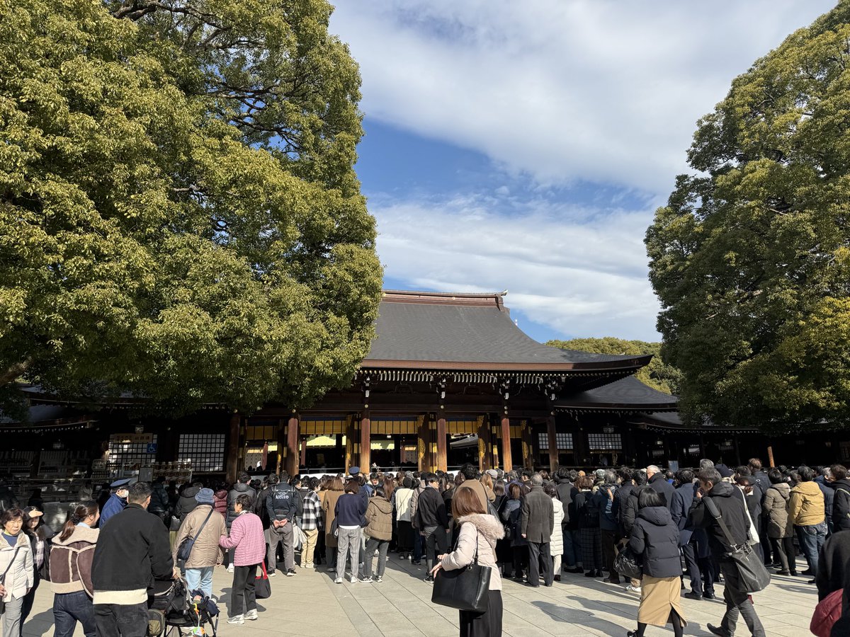 hiroki_may14's tweet photo. 明けましておめでとうございます！初日からチームで明治神宮にお詣りに行きました☀️おみくじを引いたところ、(AIに原文を解釈させてみたら)今年は1つ自分の基準を大きく引き上げてやり切れ！とのことでした。今年も色んな変化にワクワクしながら頑張ります🔥 https://t.co/8UJUr9Viww