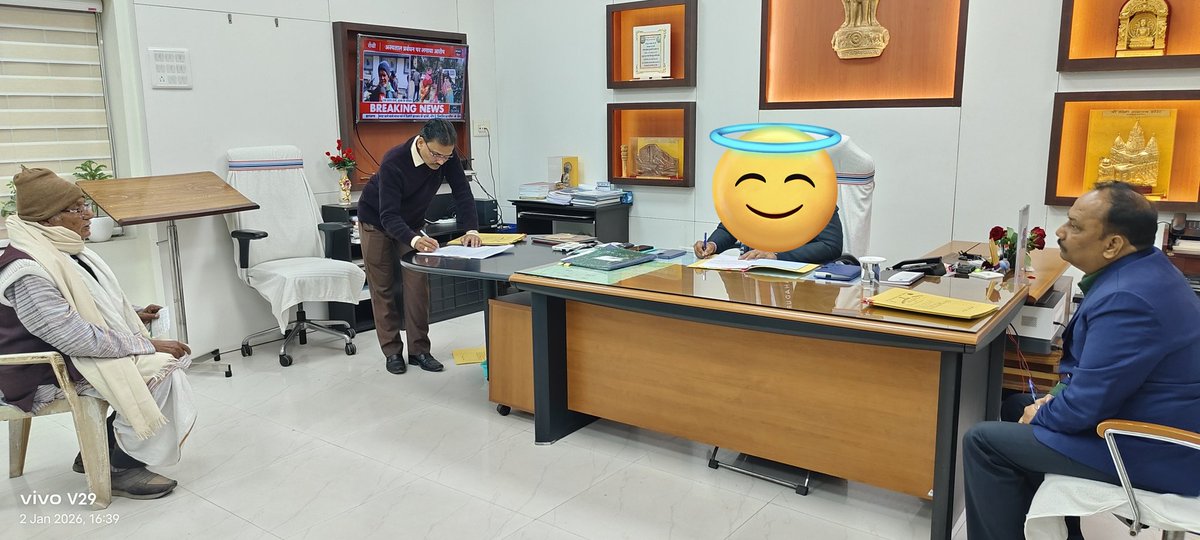 UpscScreenshots's tweet photo. मैं आपको एक बात बताऊं,ये भारत देश की वो हकीकत है जो वाकई में हमारी संस्कृति को गलत तरीके से दिखाती है.

मैं यहां बस ये तस्वीर किसी एक खास जगह के DM के ऑफिस की use कर रहा हूं,पर पूरे भारतवर्ष की सच्चाई यही है. DM साहब के ऑफिस को देखिए,कोई सुख सुविधा में कमी लग रही आपको ?.. उत्तर है एकदम नहीं.

पर जिनके समस्याओं के निवारण के लिए इन्हें ये पदभार दिया गया है,जो वाकई इन्होंने से अपनी कठिन मेहनत से हीं हासिल किया है,पर ये दूरियां और कुर्सी बहुत कुछ बयां कर रही है. 

आज भी गांव छोड़िए,शहरों में भी बोल दीजियेगा न कि DM साहब से मिलना है,या ऑफिस जाना है उनके तो 10 लोग बाहर मिलेंगे आपको जो इतना डरा देंगे कि आप कुछ बोल हीं नहीं पाएंगे. उनके ऑफिस में घुसने से पहले ऐसा व्यवहार रहेगा इनके PA का की जैसे एक पल की भी आवाज अगर हुई तो एकदम साहब का सारा फोकस हीं हिल जायेगा. 

हमें इसपर काम करने की आवश्यकता है. आखिर क्यों DM/SP से मिलने से पहले इतनी अजीब सी डर रहती है। #UPSC 

पिता जी के एक लाइन याद रहती है हमेशा: पर्वत खड़ा है क्योंकि जमीन से जुड़ा है. इसीलिए थोड़ा जमीन से जुड़े रहना चाहिए हमें. खैर,,बाकी सिस्टम हीं यही है. 

@khurpenchh @KHURAPATT