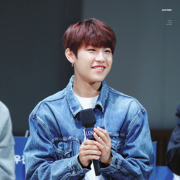 buunsso's tweet image. "woojin stil looks the same as w1 woojin"

girl can't you see this grown alpha.