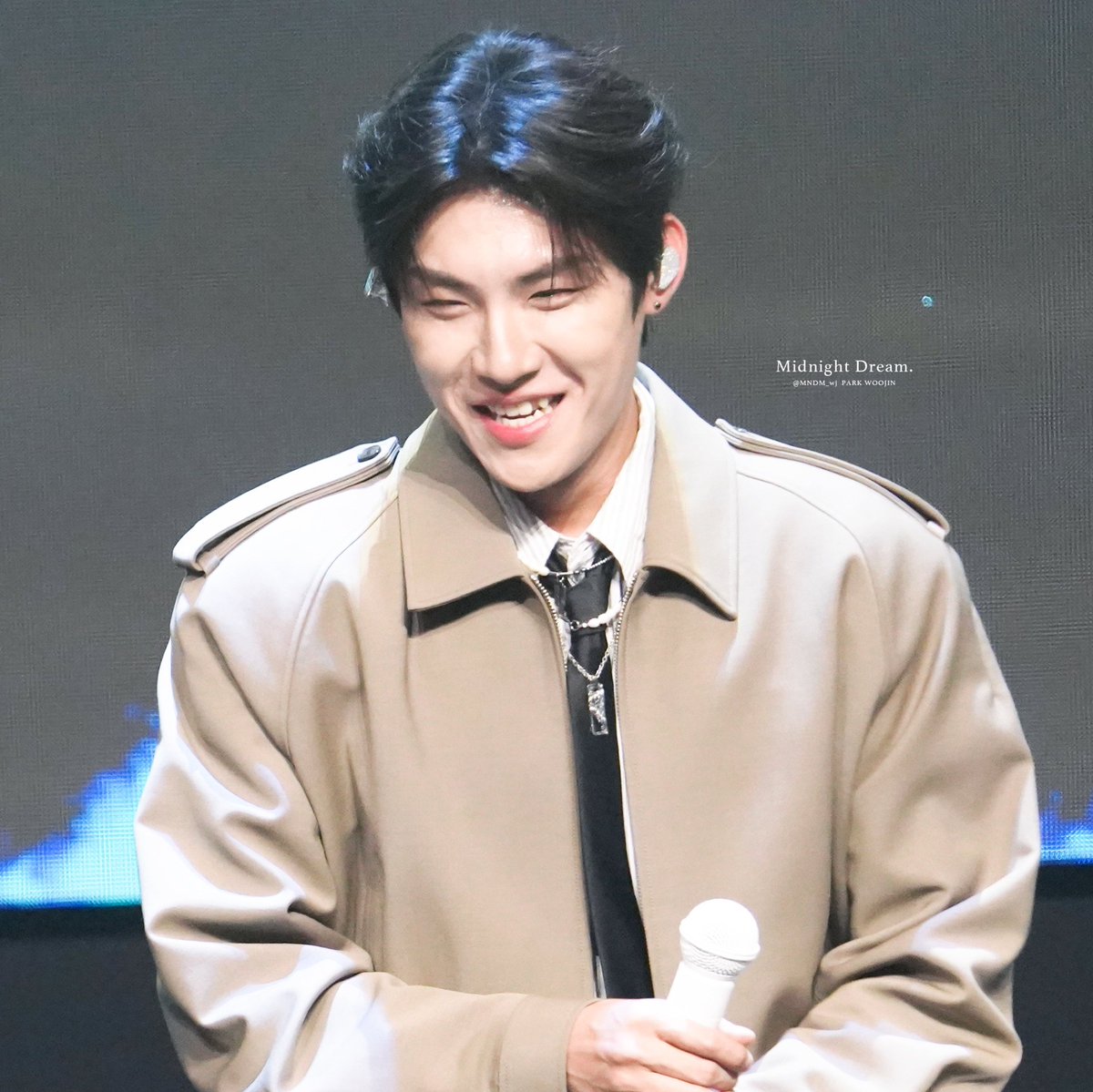 buunsso's tweet image. "woojin stil looks the same as w1 woojin"

girl can't you see this grown alpha.