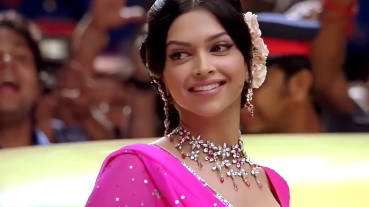 RedChilliesEnt's tweet photo. Aankhon mein teri ajab si ajab si adayein hain...❤🥰✨😍💫💓

#DeepikaPadukone https://t.co/hxouM961Rq