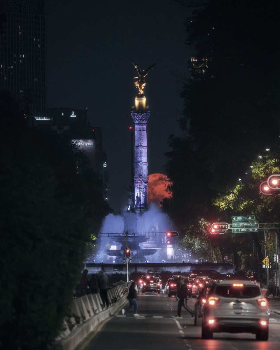 Otro ángulo que capturé de la primera luna llena del 2026, alineada con la Diana y el Ángel en la CDMX 📸

#LunaLlena #CDMX #Fotografia