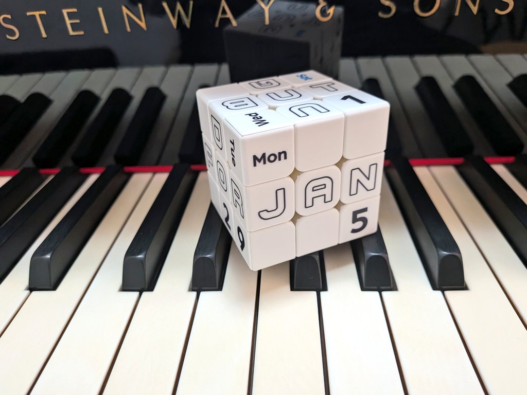 月を変更するのが異常に面倒くさい日めくりカレンダーキューブ。 ほぼ