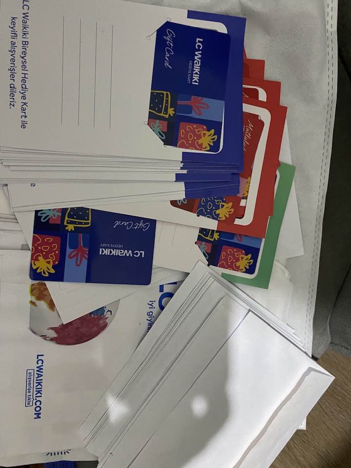 Bu hafta sonu da elden geleni yapmaya çalıştık.
Çocuklar kendilerine istedikleri botu ve montu alabilsinler diye hediye kartları verdik, bazılarına kendimiz aldık.
İhtiyaç sahibi hanelerin annelerine Bimpara gönderdik, gıda ulaştırdık.
Bugün  ve bu hafta da ihtiyaçlarını