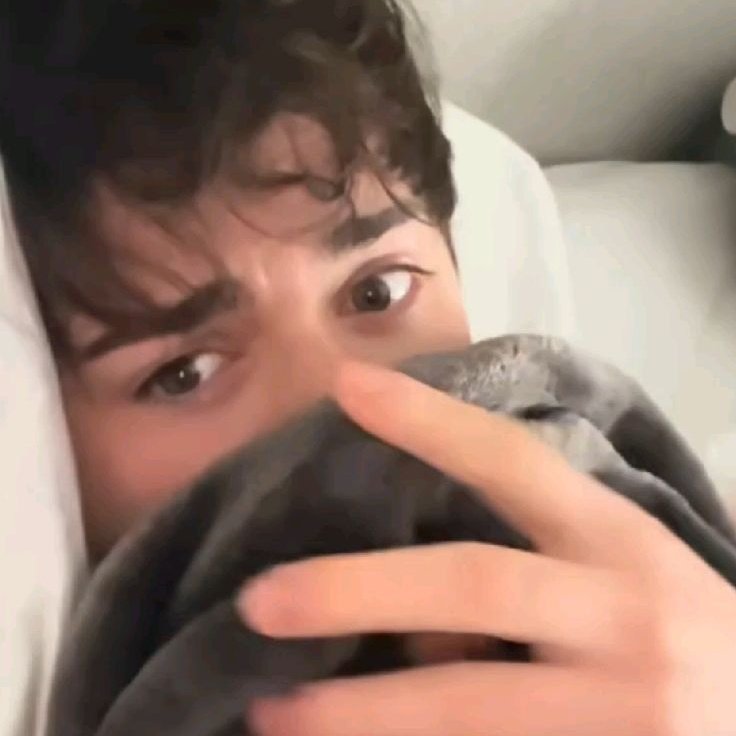 faintheld's tweet image. Say not to this 
#byler #bylerau

Cansado de su relación, Will cruza el límite al buscar consuelo en Mike, obligándolo a enfrentar sentimientos que llevaba años reprimiendo.