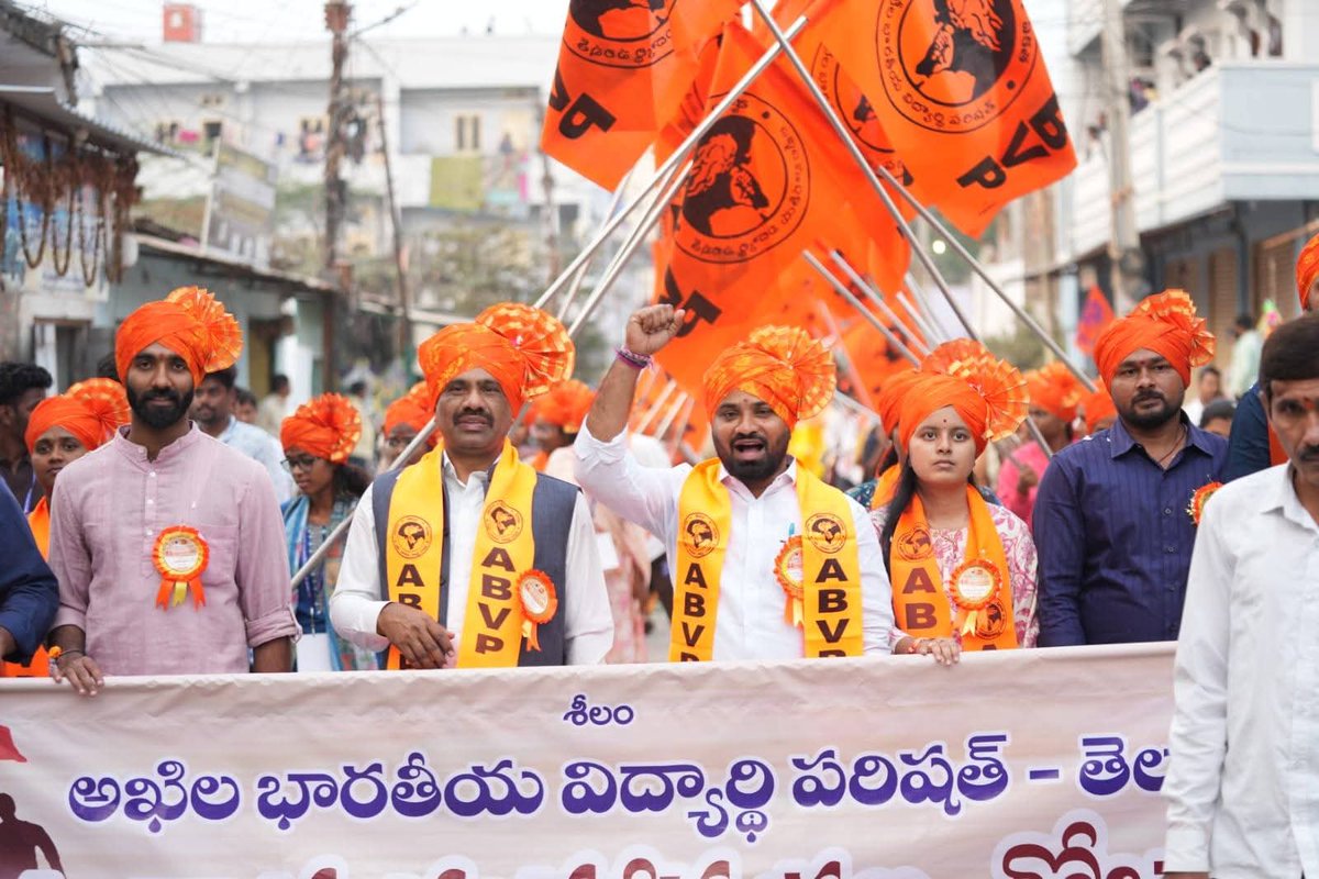 mahendersevalla's tweet photo. Abvp 44వ రాష్ట్ర మహాసభల సందర్బంగా శంషాబాద్ లో ఘనంగా శోభయాత్ర నిర్వహించిన సందర్బంగా పాల్గొన్న ప్రస్తుత, పూర్వ abvp కార్యకర్తలు, శంషాబాద్ విధి విధిలో ప్రజలు పువ్వుల వర్షంతో వందేమాతరం అంటూ దేశభక్తి నినాదలతో స్వాగతం పలికారు.
@ABVPVoice @ABVPTelangana #Sevellamahender https://t.co/jBkKEvfXd8