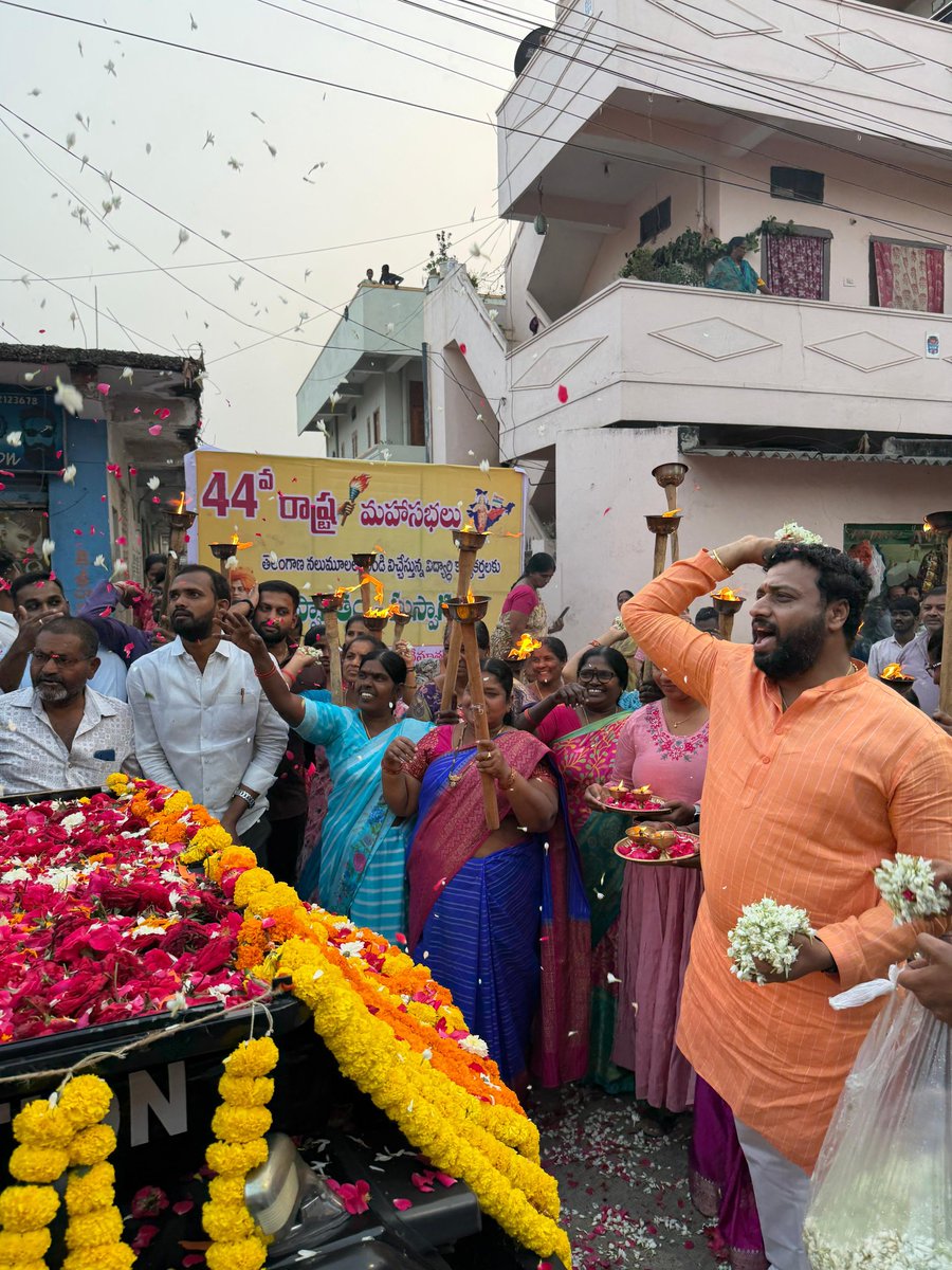 mahendersevalla's tweet photo. Abvp 44వ రాష్ట్ర మహాసభల సందర్బంగా శంషాబాద్ లో ఘనంగా శోభయాత్ర నిర్వహించిన సందర్బంగా పాల్గొన్న ప్రస్తుత, పూర్వ abvp కార్యకర్తలు, శంషాబాద్ విధి విధిలో ప్రజలు పువ్వుల వర్షంతో వందేమాతరం అంటూ దేశభక్తి నినాదలతో స్వాగతం పలికారు.
@ABVPVoice @ABVPTelangana #Sevellamahender https://t.co/jBkKEvfXd8