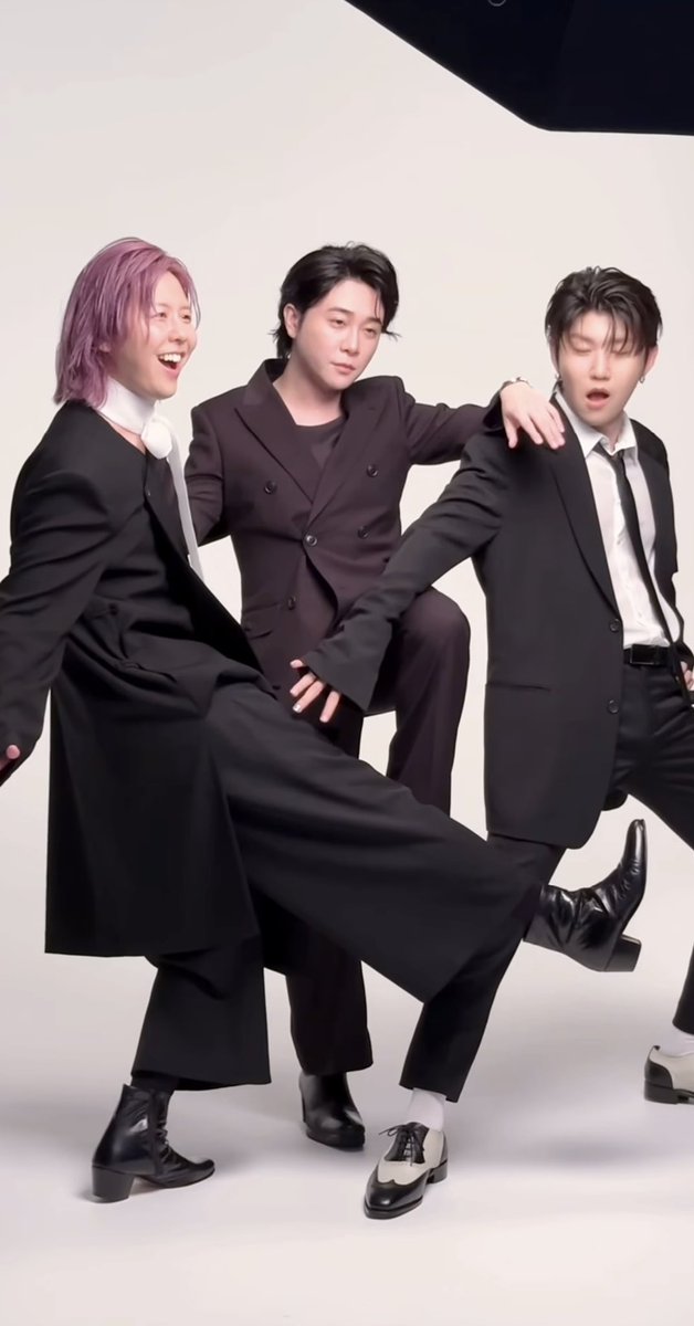 g68nj's tweet photo. 3명 단체샷찍을때 야채튀김처럼 붙어있는 거 좋음 https://t.co/AjP1E9JujK