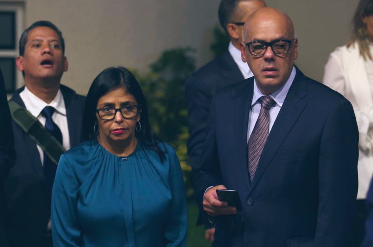 🚨Reportes no confirmados indican que Delcy Rodríguez y Jorge Rodríguez  encabezaron reuniones discretas en Doha con presuntos emisarios de la  administración Trump, en el marco de conversaciones exploratorias sobre una  posible transición