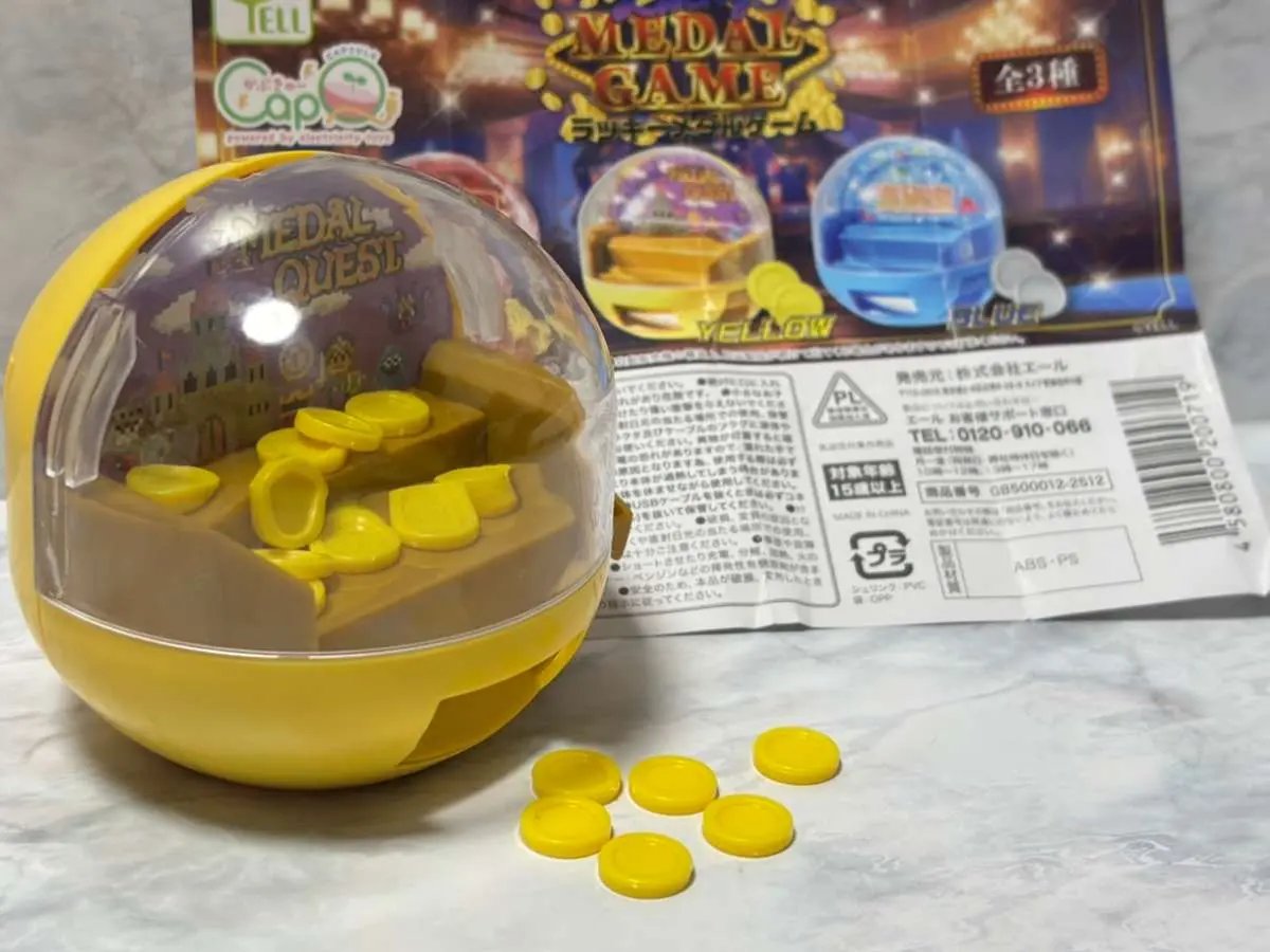 ゲーセンのメダルコーナーで、ジャラジャラとあふれ出るコインの山にロマンを感じたことはありませんか？  あの興奮を自宅のデスクで再現できる（かもしれない）カプセルトイが登場しました  □卓上でメダルゲームが遊べる！？カプセルトイ「LUCKYメダルゲーム」で遊んで ...