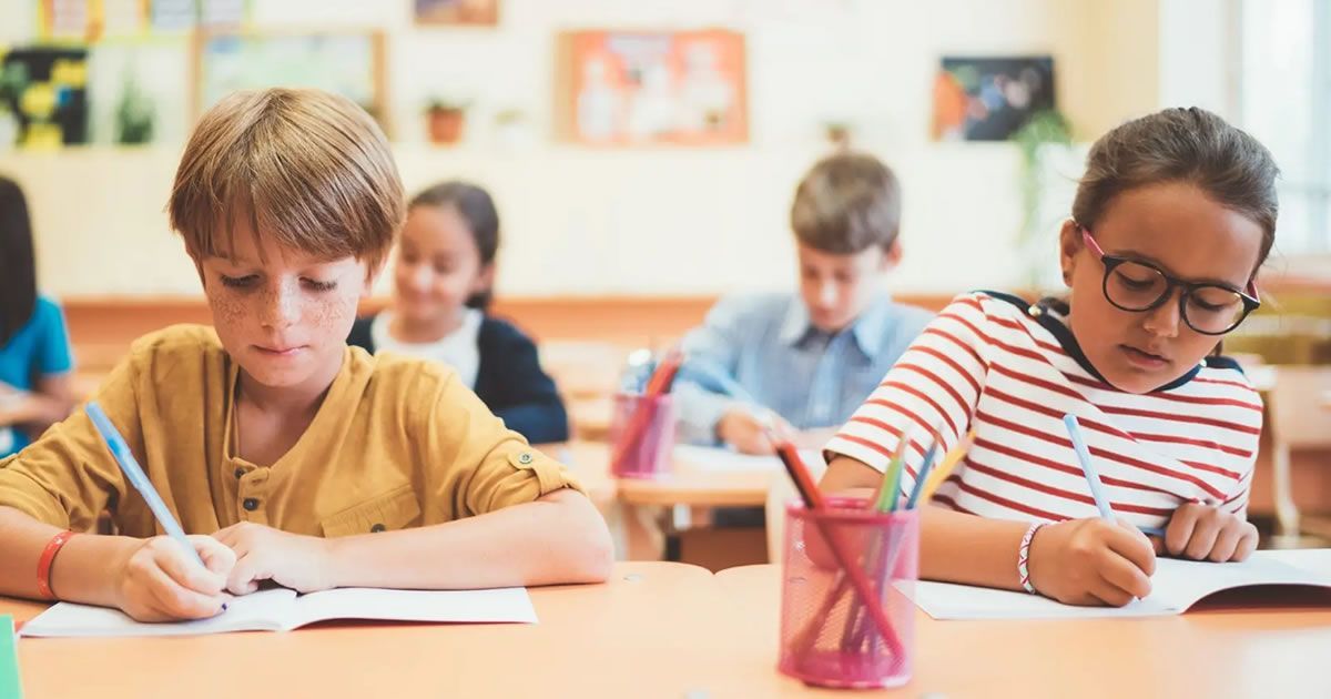 Great teaching tip - Name tag reading/writing 😀 

A quick an easy activity to do at the start of each lesson:

For under 4s: make name tags in different colors for each student and have them try and pick out their name tags (they’ll soon be able to ...

eslkidstuff.com/teaching-tips-…