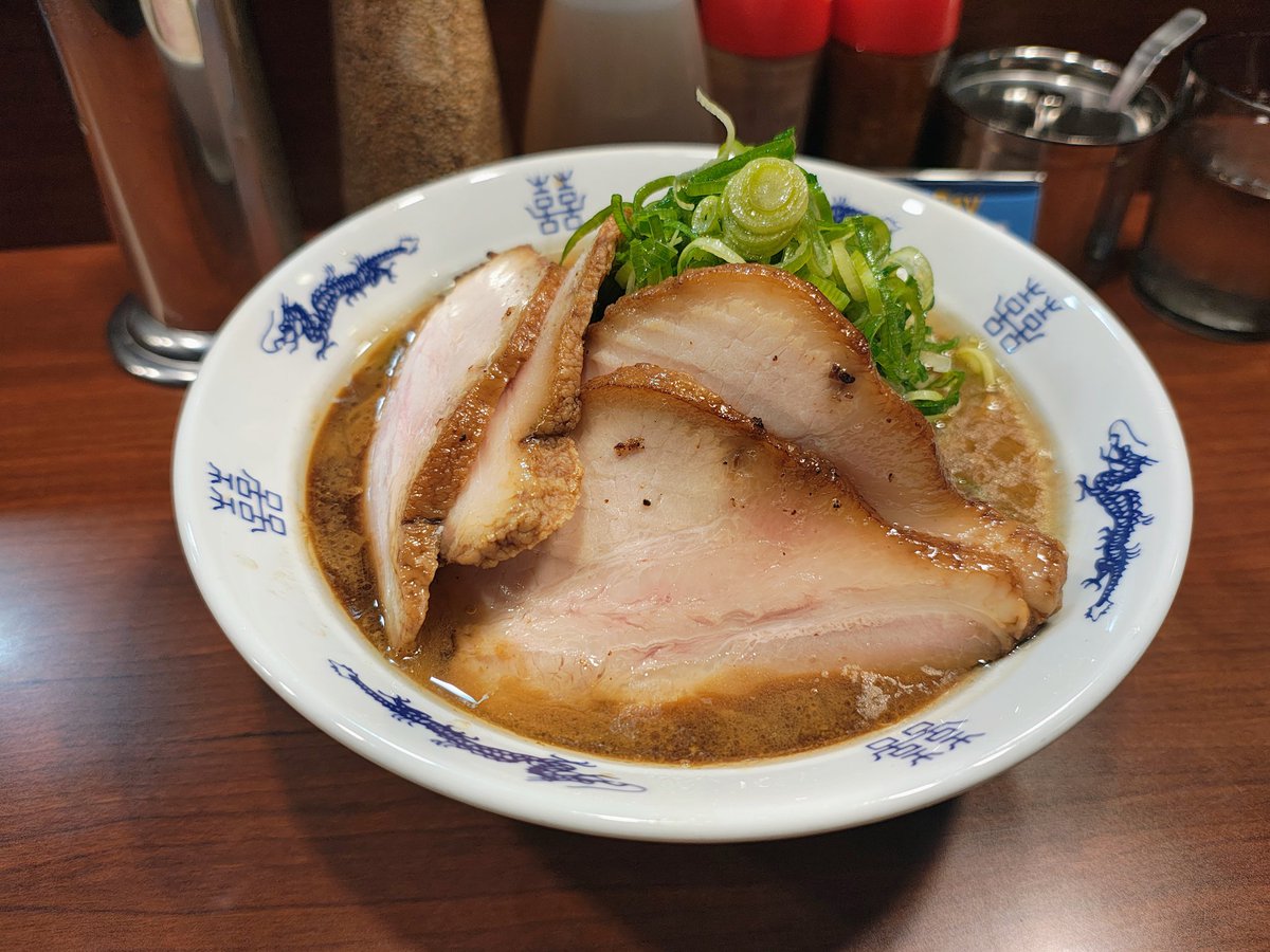 SOK7802's tweet photo. 新橋のラーメンニキにて
本年初ラー🍜
残念ながらニキさん居ませんでした😢 https://t.co/KbPmh4KGXi