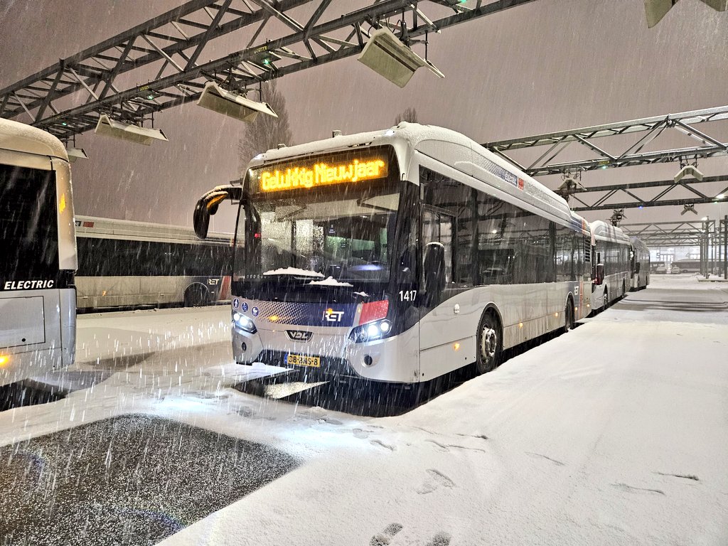 Gelukkig nieuw (dienstregeling)jaar. Vandaag mijn eerste rijdienst van het jaar en ik val meteen met mijn neus in de boter.... uuhhh sneeuw.

Vandaag sinds lange tijd weer eens lekker een dagje door de sneeuw rijden met de bus 😍