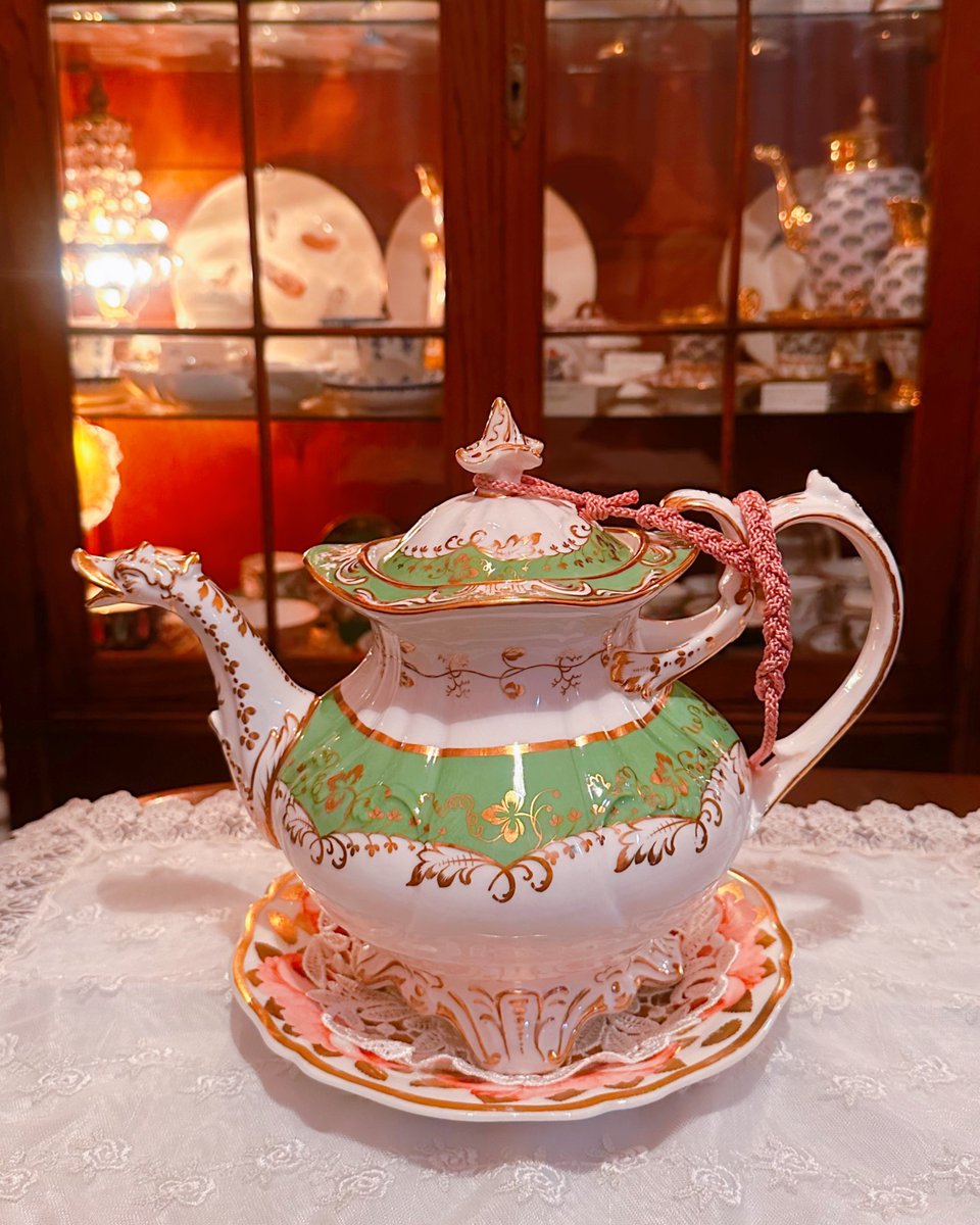 コールポート，1840年頃 アデレード・シェイプのティー・ポット🫖 柄