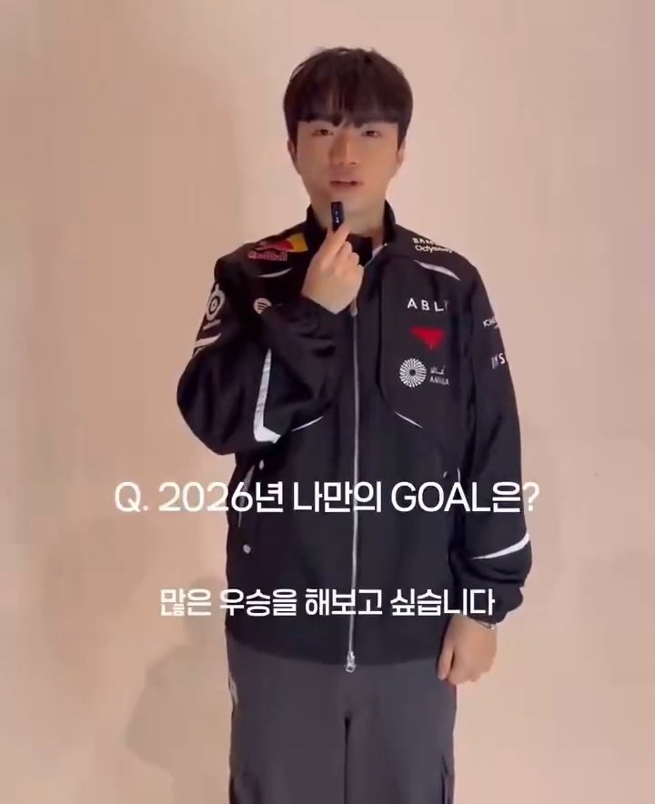 The uniform isn't as bad as I thought or maybe Keria's face card