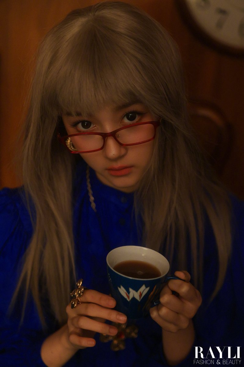 GUANXIAOTONG_TH's tweet photo. 260105 | @瑞丽服饰美容 update📰(3/5)

เซตที่สองมาแล้วค่าา สวยมากกก เสี่ยวถงกับนิตยสารเป็นอะไรที่กลมกล่อมสุดๆ เพราะใช้ความสวยเปลืองมาก💕 ใจฟูตั้งแต่ต้นปี

#瑞丽服饰美容 #RAYLI
#กวนเสี่ยวถง #GuanXiaoTong #关晓彤 #GabrielleGuan https://t.co/y4sWBp03bP