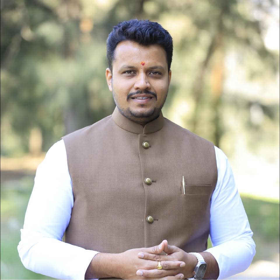 काम करणाऱ्या माणसाला जनता कधीच विसरत नाही. पुणे प्रभाग 9 मधील अमोलभैय्या बालवडकर यांनी नेहमीच सामान्य जनतेसाठी काम केले आहे. भाजपाने डावलले असले तरी जनता त्यांच्या सोबत ठाम उभी आहे. आम्ही त्यांना प्रचंड मतांनी विजयी करू. 🙏🏻 
#AmolBalwadkar #JanataAheSathila