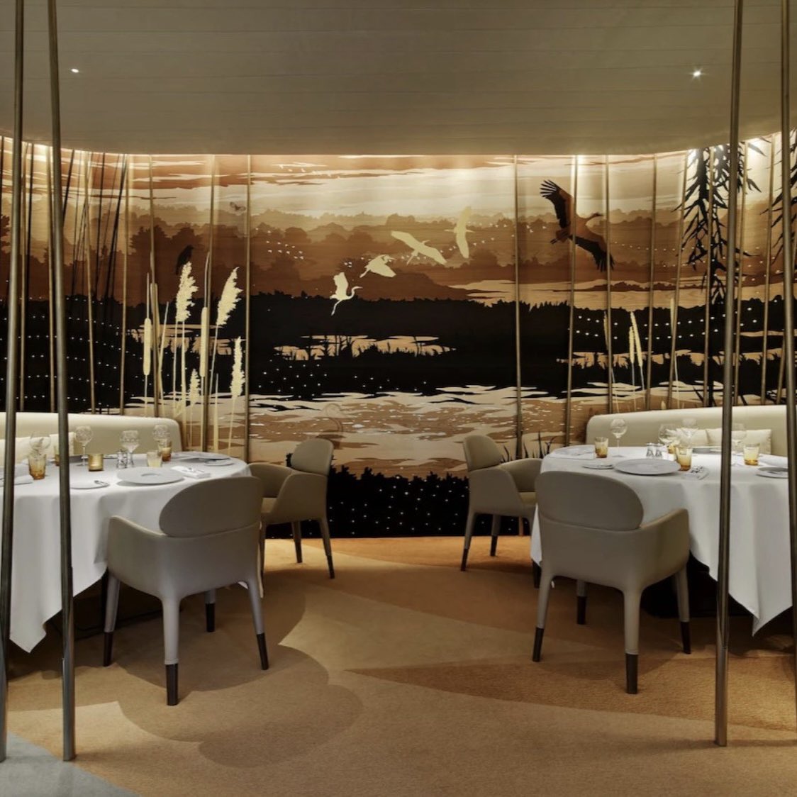 L’auberge de l’Ill ouverte il y a plus de 150 ans par la famille Haeberlin s’est hissée au rang de grande table du pays. Vous pouvez prolonger l’expérience en séjournant à L’Hôtel des Berges &amp; Spa. Certaines suites surplombent le magnifique Spa des Saules et la piscine extérieure