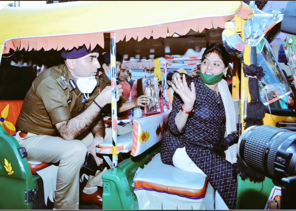 महिला ऑटो ड्राइवर अनीता चौधरी देवी की हत्या, लहूलुहान लाश मिली

आप चिन्ता न करें बेटियां सुरक्षित हैं !! 

UP के जिला #झांसी का मामला।